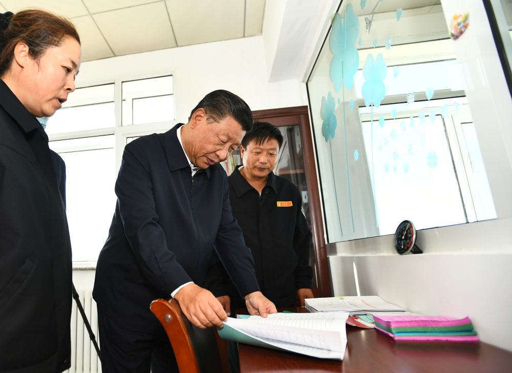 2021年8月23日下午，习近平总书记在河北承德塞罕坝机械林场月亮山考察时，亲切看望护林员刘军、王娟夫妇。新华社记者 谢环驰 摄