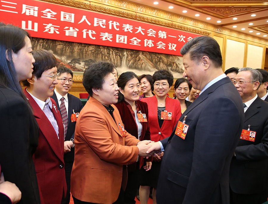 2018年3月8日，中共中央总书记、国家主席、中央军委主席习近平参加十三届全国人大一次会议山东代表团的审议。这是习近平总书记同女代表亲切交谈。新华社记者 姚大伟 摄